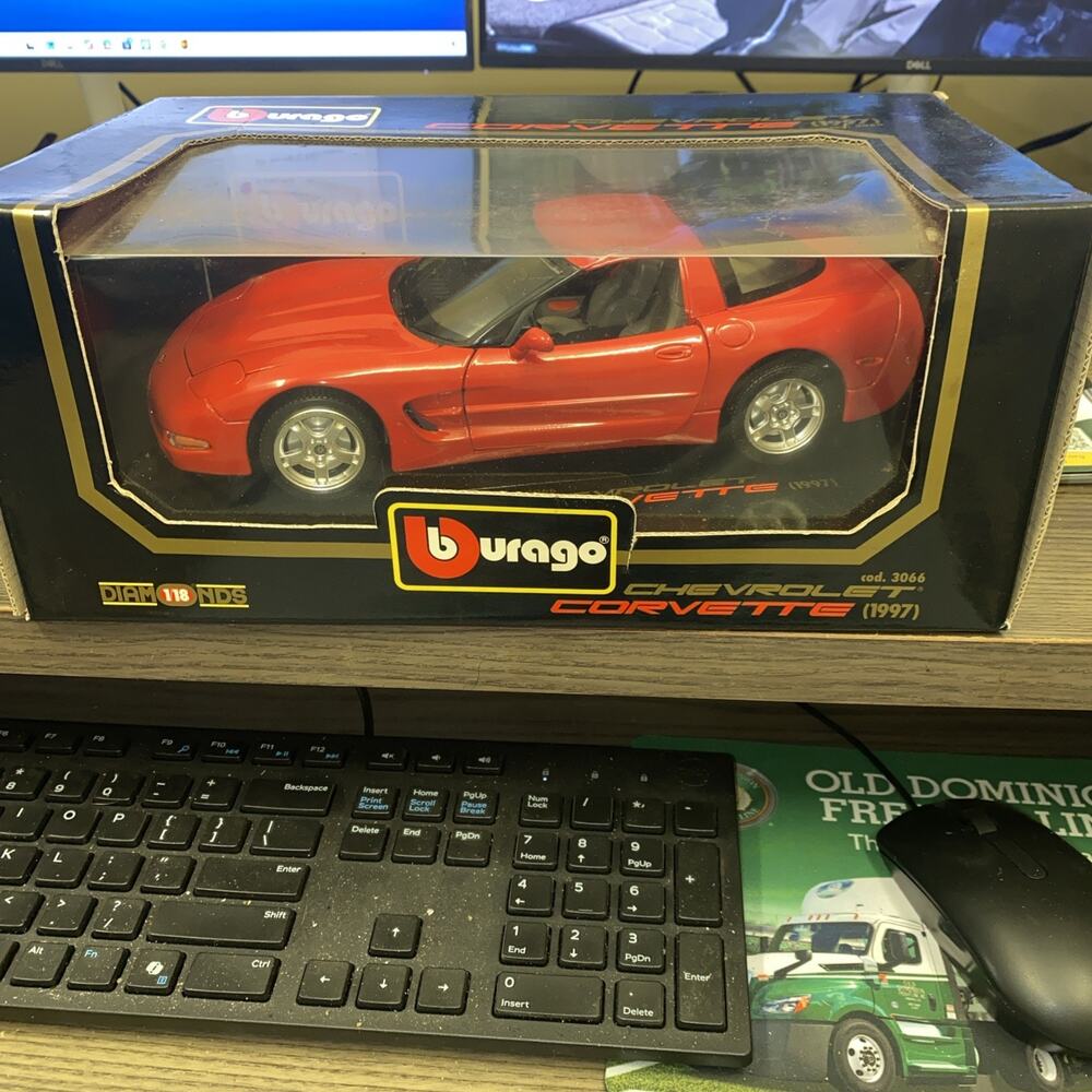 MINT 1997 CHEVY CHEVROLET CORVETTE C5 BURAGO 1:18 SCALE METAL MODEL CAR RED 3066